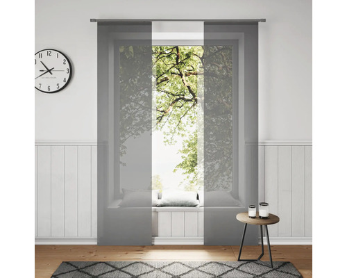 Obývací pokoj s posuvnými závěsy v okně, hodiny a koberec