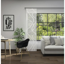 Obývací pokoj s posuvným závěsem, stolem, židlí a pohovkou