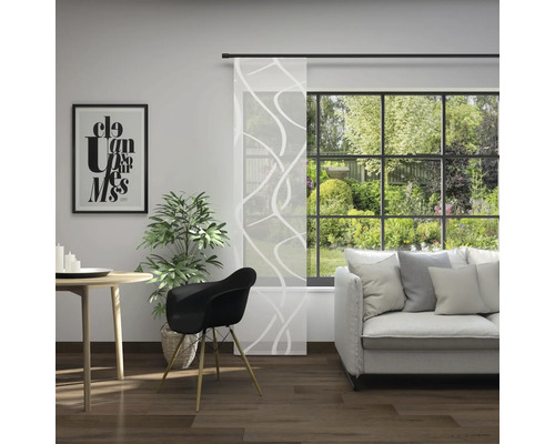 Obývací pokoj s posuvným závěsem, stolem, židlí a pohovkou