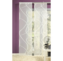 Dekorativní posuvný závěs s bílým vzorem před oknem