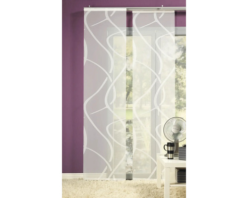 Dekorativní posuvný závěs s bílým vzorem před oknem