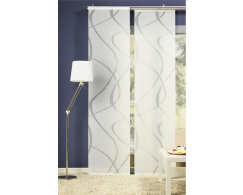 Dekorativní panelový závěs s vlnitým vzorem v obývacím pokoji.