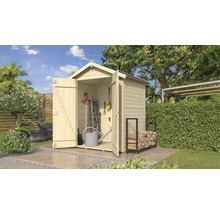 Zahradní scéna s otevřeným dřevěným domkem na nářadí, žebříkem, konví a stojanem na palivové dřevo