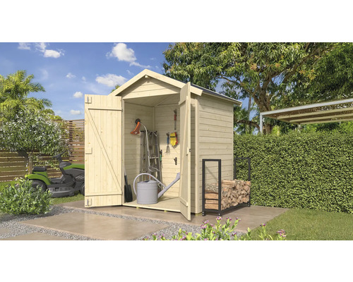 Zahradní scéna s otevřeným dřevěným domkem na nářadí, žebříkem, konví a stojanem na palivové dřevo