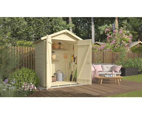 Zahradní scéna s otevřeným dřevěným zahradním domkem, plným zahradního nářadí a květináčů