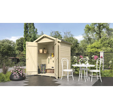 Zahradní scéna s dřevěným zahradním domkem, otevřeným, se zahradním nářadím, holínkami a policemi, zahradním stolem a židlemi.