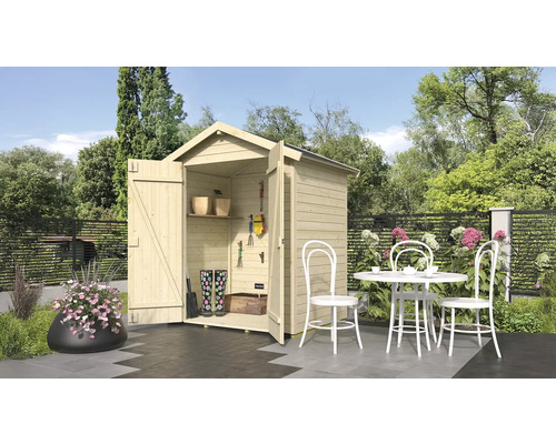 Zahradní scéna s dřevěným zahradním domkem, otevřeným, se zahradním nářadím, holínkami a policemi, zahradním stolem a židlemi.