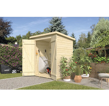 Zahradní scéna s otevřeným dřevěným kůlničkou na nářadí, ve kterém je kolečko a zahradní nářadí.