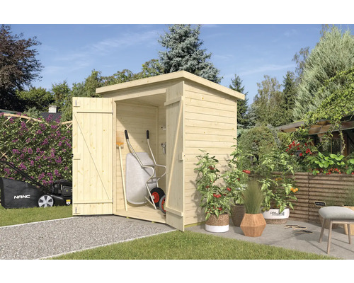 Zahradní scéna s otevřeným dřevěným kůlničkou na nářadí, ve kterém je kolečko a zahradní nářadí.