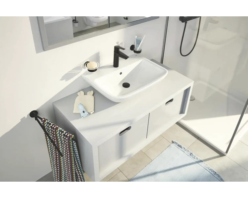 Moderní koupelna s umyvadlem, skříňkou a vodovodní baterií