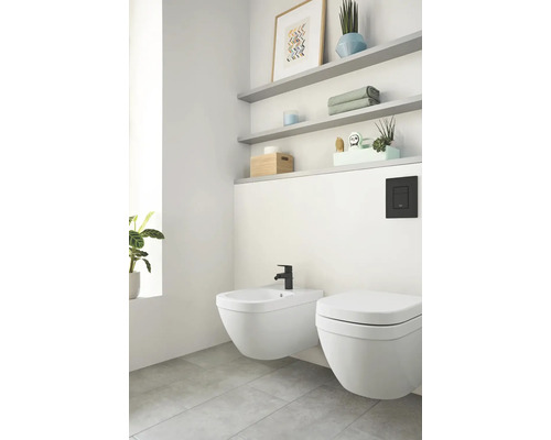 Světlá koupelna s bidetem, toaletou a policemi