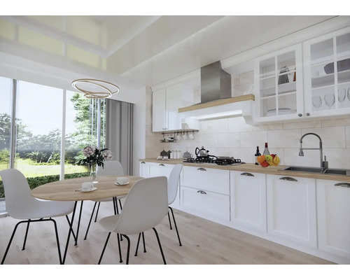 Světlá kuchyně s jídelním stolem a židlemi