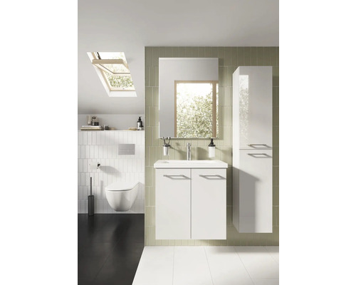 Světlá koupelna s umyvadlovou skříňkou, zrcadlovou skříňkou a závěsnou skříňkou