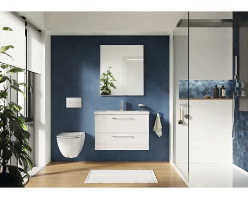 Moderní koupelna s umyvadlem, zrcadlem, závěsným WC a sprchou