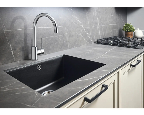 Kuchyňský dřez s vodovodní baterií v moderním kuchyňském prostředí