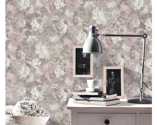 Pokoj s květinovou tapetou, stolem a lampou