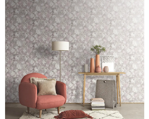 Dekorativní pokoj s květinovou tapetou, křeslem, stojací lampou a dřevěným stolem