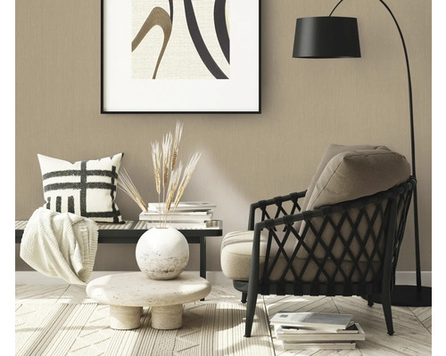 Interiérová scéna s křeslem, stojací lampou, konferenčním stolkem a dekorativními prvky v obývacím pokoji