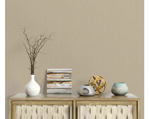 Dekorativní tapeta s jemnou vertikální strukturou na zdi.