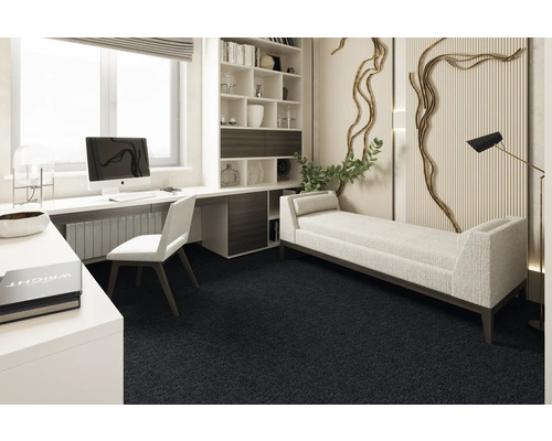 Interiérová scéna s psacím stolem, židlí, knihovnou a lehátkem na tmavém koberci.