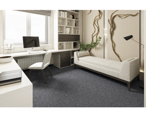 Kancelář se stolem, židlí, knihovnou a lehátkem