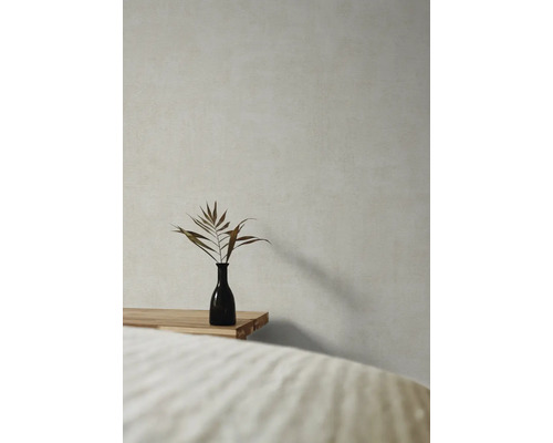 Dekorativní aranžmá s rostlinou v malé váze na polici