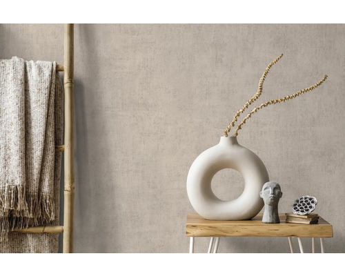 Obývací pokoj s dekoracemi, jako je váza, socha a deka na žebříku