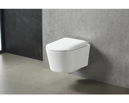 Závěsný záchod z keramiky v koupelně