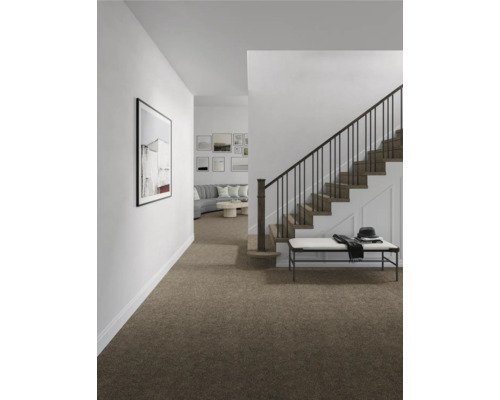 Chodba s kobercem, schodištěm a lavicí