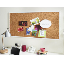 Dekorativní pracovna s korkovou tabulí, stolní lampou a kancelářskými potřebami