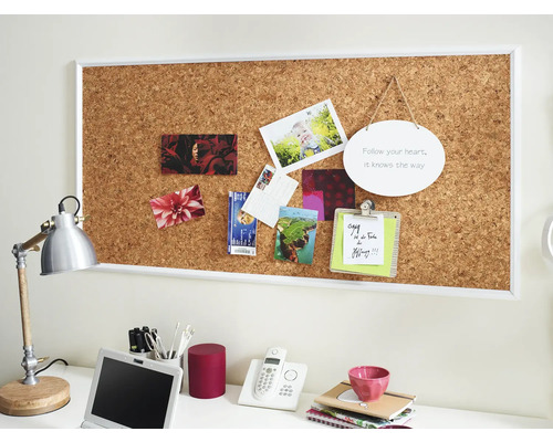 Dekorativní pracovna s korkovou tabulí, stolní lampou a kancelářskými potřebami