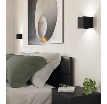 Ložnice s postelí, nočním stolkem, nástěnnými svítidly a obrazem