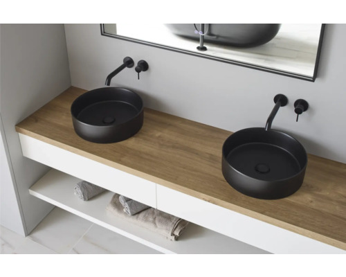 Koupelna se dvěma kulatými umyvadly na desku, vodovodními bateriemi a skříňkou pod umyvadlo