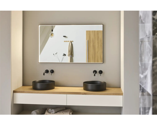 Koupelna s dvojitým umyvadlem, zrcadlem a bateriemi