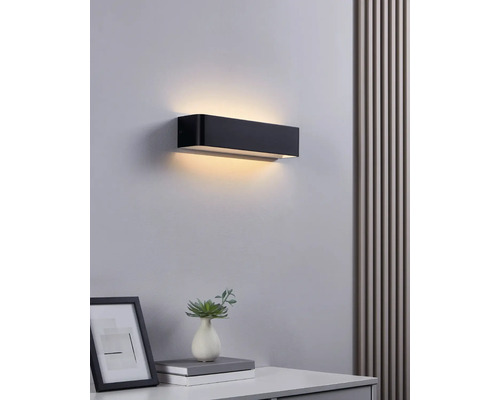 Nástěnné svítidlo s obdélníkovým stínidlem v interiéru