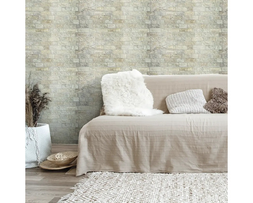 Útulný obývací pokoj s pohovkou, polštáři a tapetou z cihel.