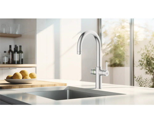 Kuchyňská scéna s dřezem a baterií ve světlém designu.