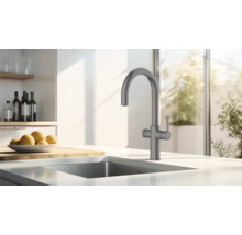Kuchyňský dřez s vodovodní baterií v moderním designu kuchyně