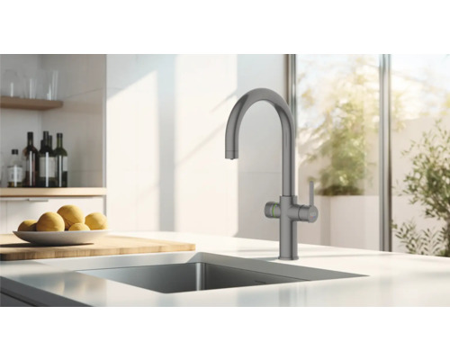 Kuchyňský dřez s vodovodní baterií v moderním designu kuchyně