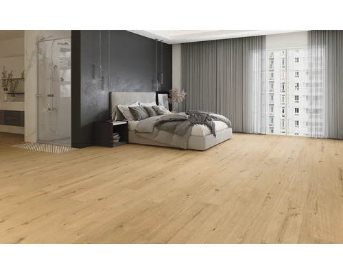 Světlá dřevěná podlaha v ložnici s postelí a sprchou