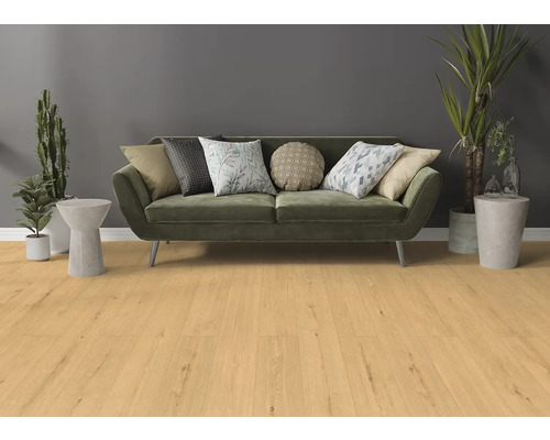 Obývací pokoj s pohovkou, polštáři a světlou laminátovou podlahou