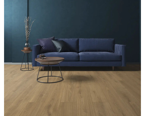 Obývací pokoj s pohovkou, konferenčním stolkem a parketovou podlahou