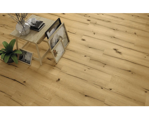 Položená laminátová podlaha se vzorem dřeva a malým odkládacím stolkem