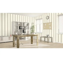 Kancelář se stolem, regálem, hodinami a pruhovanou tapetou