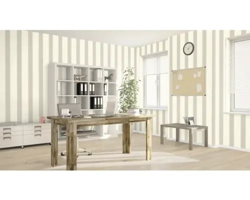 Kancelář se stolem, regálem, hodinami a pruhovanou tapetou