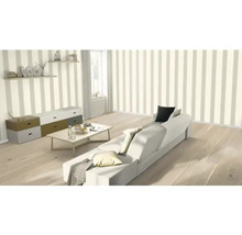 Obývací pokoj s pruhovanou tapetou, pohovkou, stolem a komodou