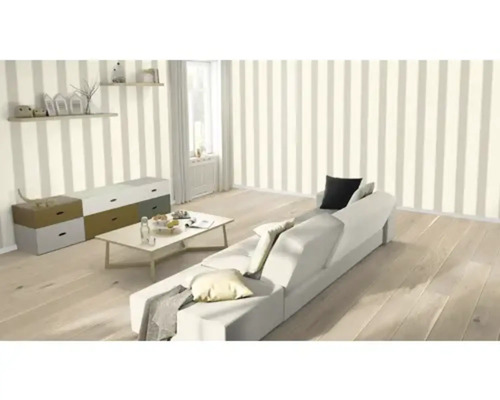 Obývací pokoj s pruhovanou tapetou, pohovkou, stolem a komodou