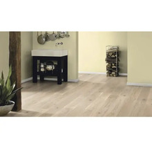 Světlá místnost s dřevěnou podlahou, umyvadlem a skladem dřeva