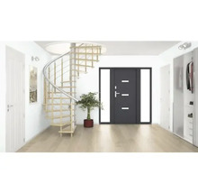 Světlá hala s dřevěným schodištěm, vchodovými dveřmi a šatnou