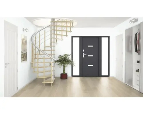 Světlá hala s dřevěným schodištěm, vchodovými dveřmi a šatnou